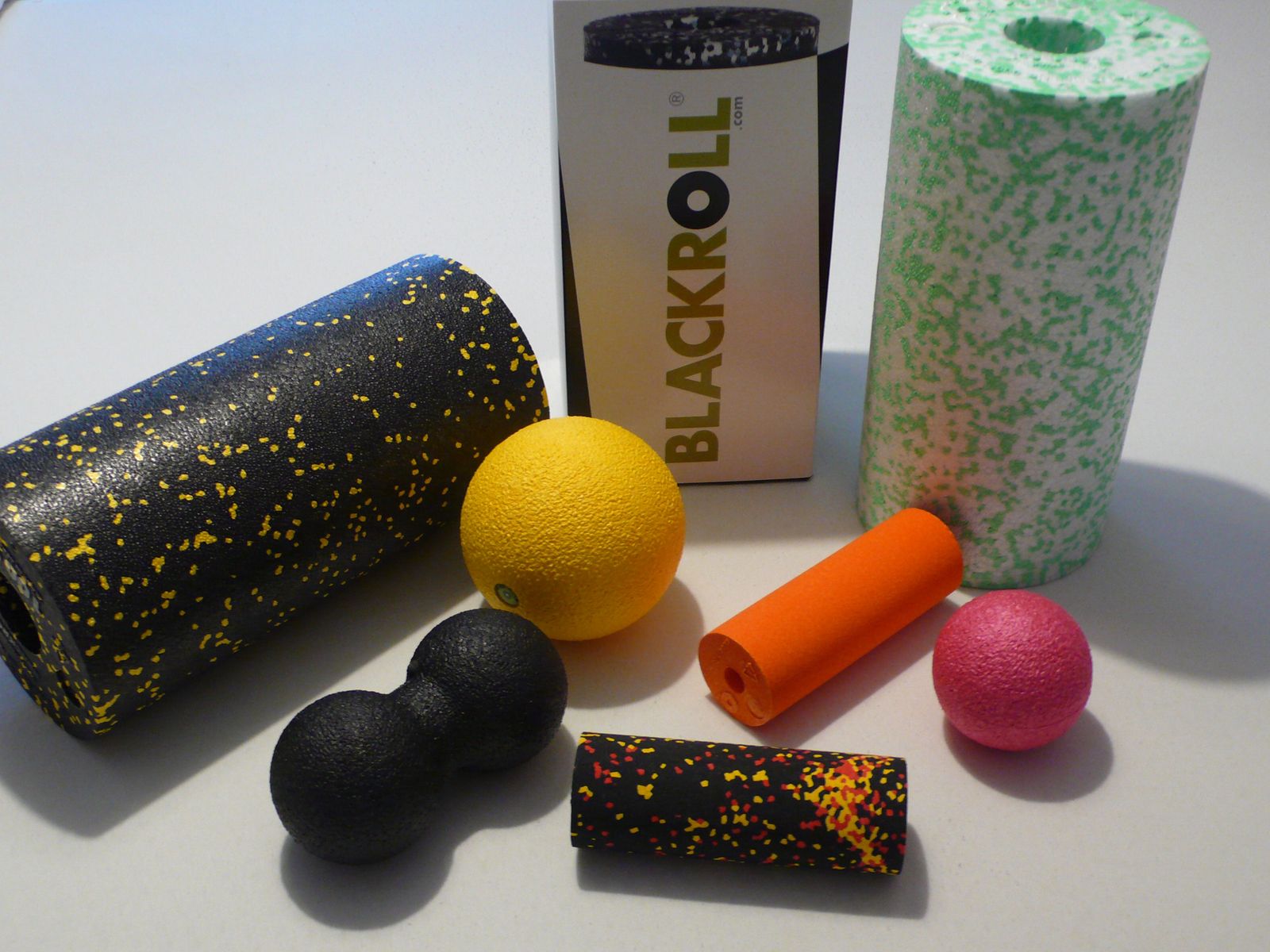 BLACKROLL-Produkte: Faszienrollen in verschiedenen Größen, Duoball, Kugeln und eine Mini-Rolle