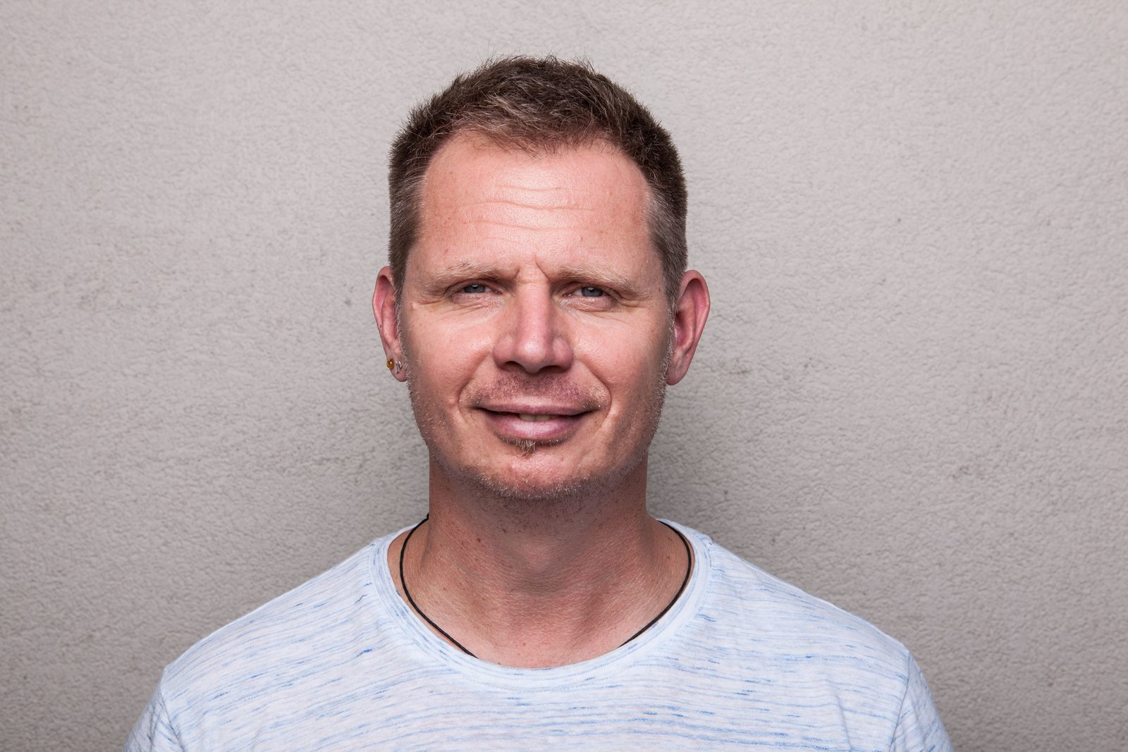 Michael Jahn, Humanenergetiker, lächelnd vor einer hellen Wand